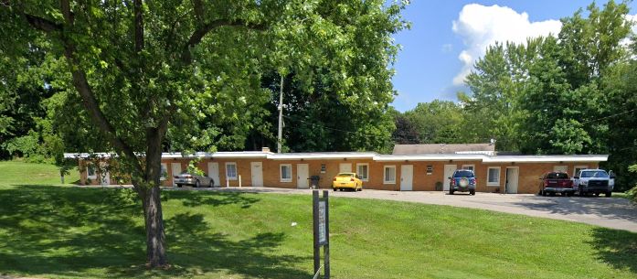 Vans Motel (Eagles Nest Apartments) - Street View